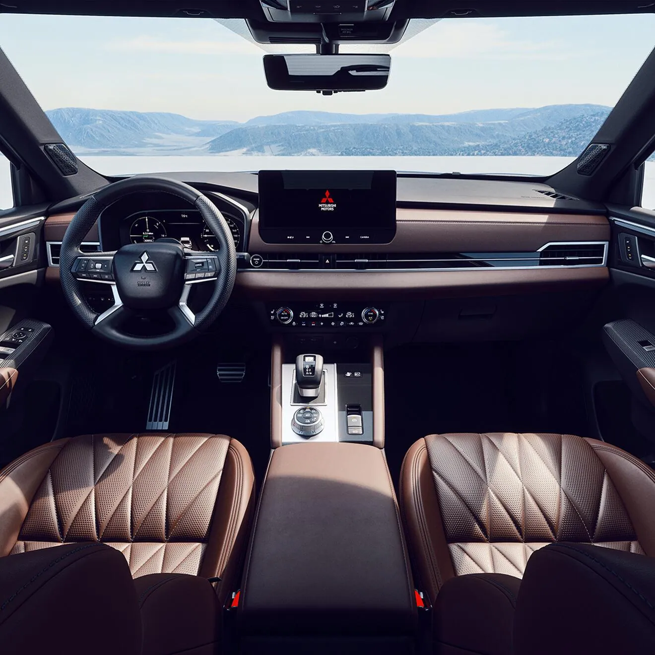 Mitsubishi Outlander PHEV, kokpit s 12,3-inčnim zaslonima