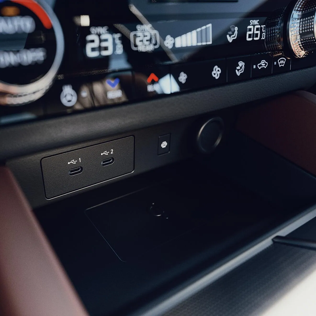 Mitsubishi Outlander PHEV, priključak za punjenje